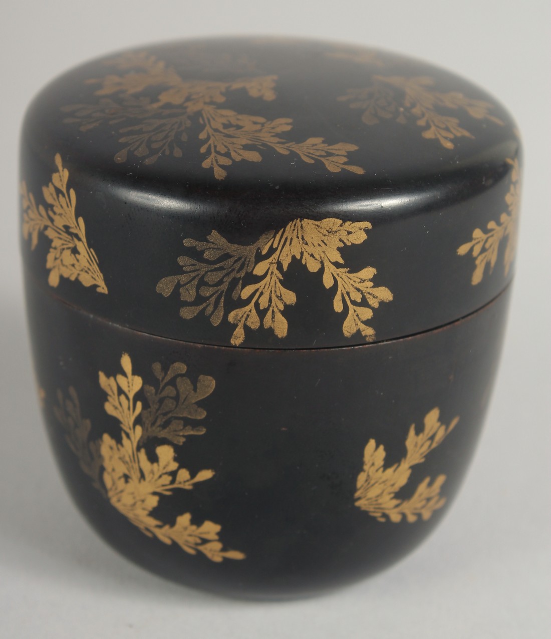 A JAPANESE LACQUER NATSUME / TEA CADDY, decorated with gold foliage, 6cm high. - Image 2 of 4