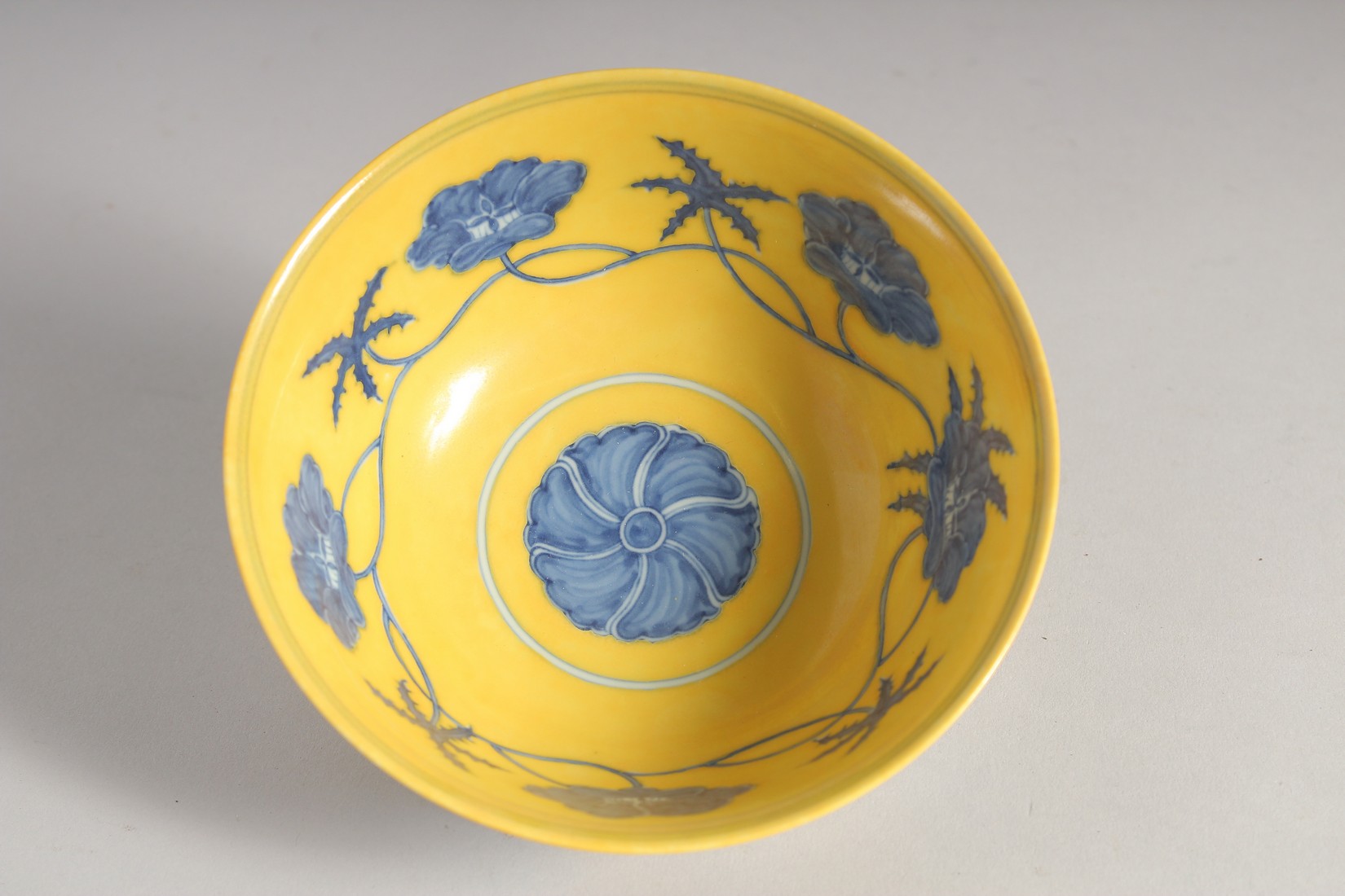 A CHINESE IMPERIAL YELLOW GROUND BLUE AND WHITE PORCELAIN BOWL painted with flower heads, the base - Image 4 of 6