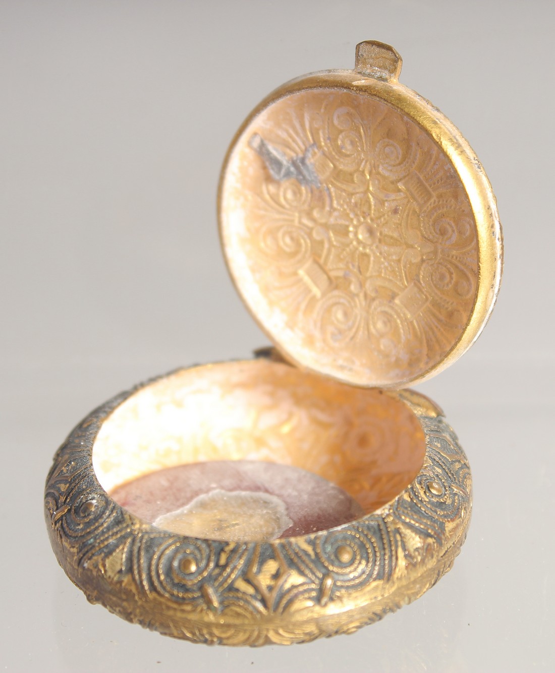 THREE SMALL CIRCULAR BOXES; comprising a carved hardwood box with mother of pearl inset, a red - Image 4 of 5