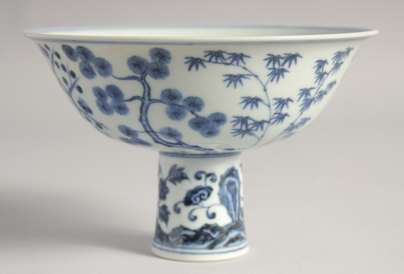 A CHINESE BLUE AND WHITE PORCELAIN PEDESTAL BOWL, the interior with six-character mark, 17cm