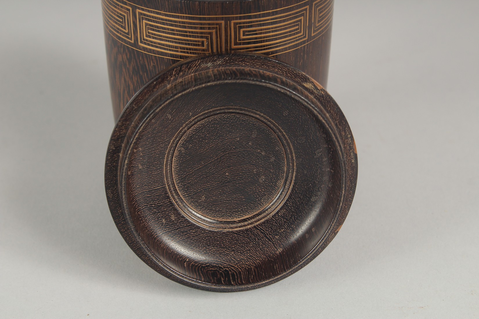 A FINE JAPANESE TURNED WOOD NATSUME / TEA CADDY, with a band of gilded key decoration to the lid and - Image 7 of 9