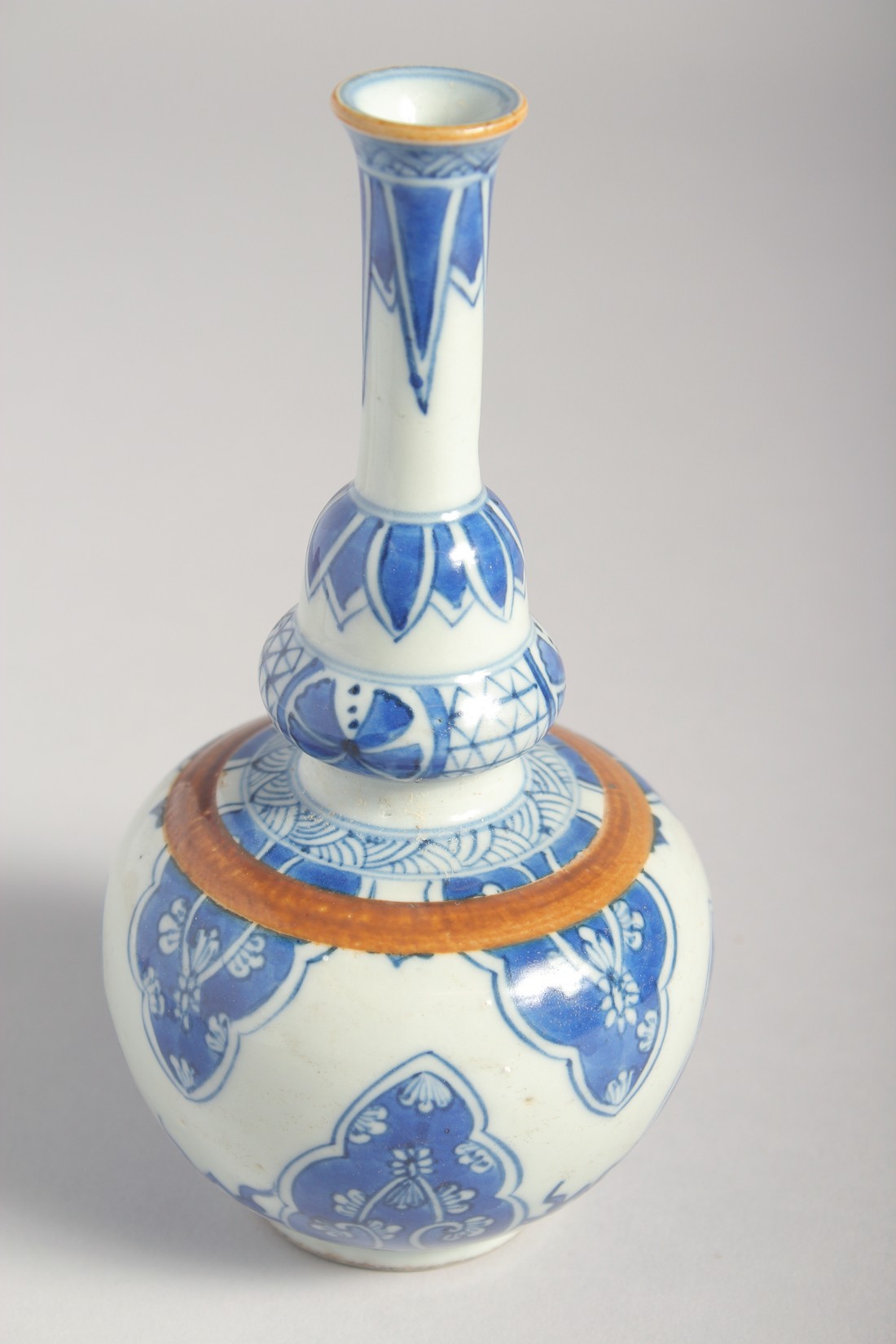 TWO SMALL CHINESE BLUE AND WHITE PORCELAIN VASES, each 17cm high. - Image 6 of 9