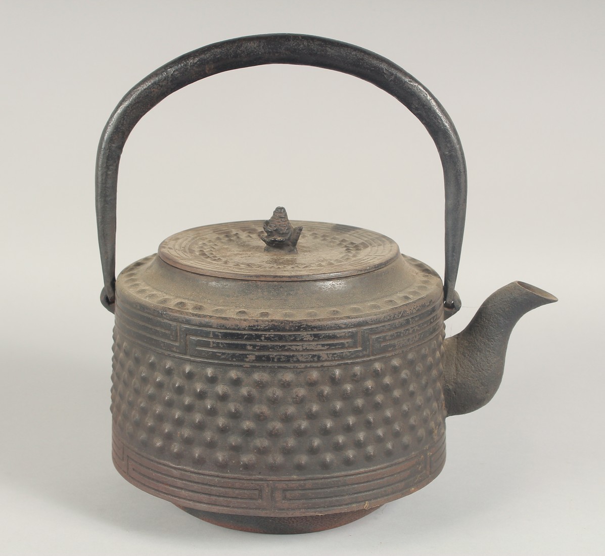 A LARGE 19TH CENTURY JAPANESE CAST IRON TETSUBIN / KETTLE, designed with bands of raised bosses, - Image 3 of 6