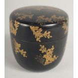 A JAPANESE LACQUER NATSUME / TEA CADDY, decorated with gold foliage, 6cm high.