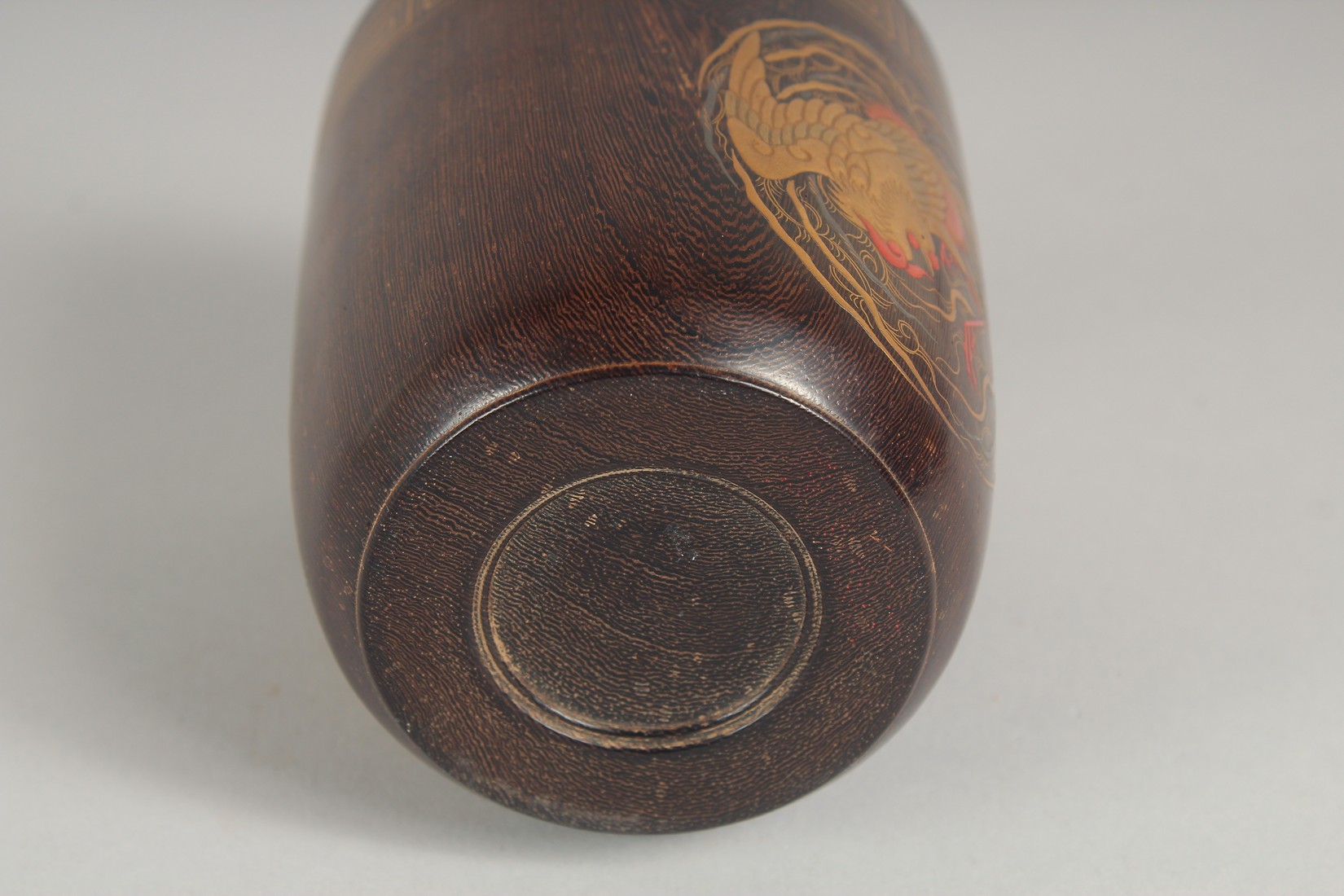 A FINE JAPANESE TURNED WOOD NATSUME / TEA CADDY, with a band of gilded key decoration to the lid and - Image 9 of 9