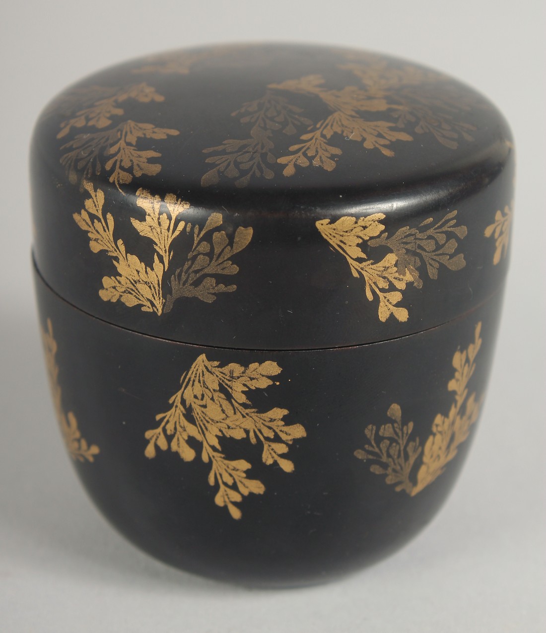 A JAPANESE LACQUER NATSUME / TEA CADDY, decorated with gold foliage, 6cm high. - Image 3 of 4