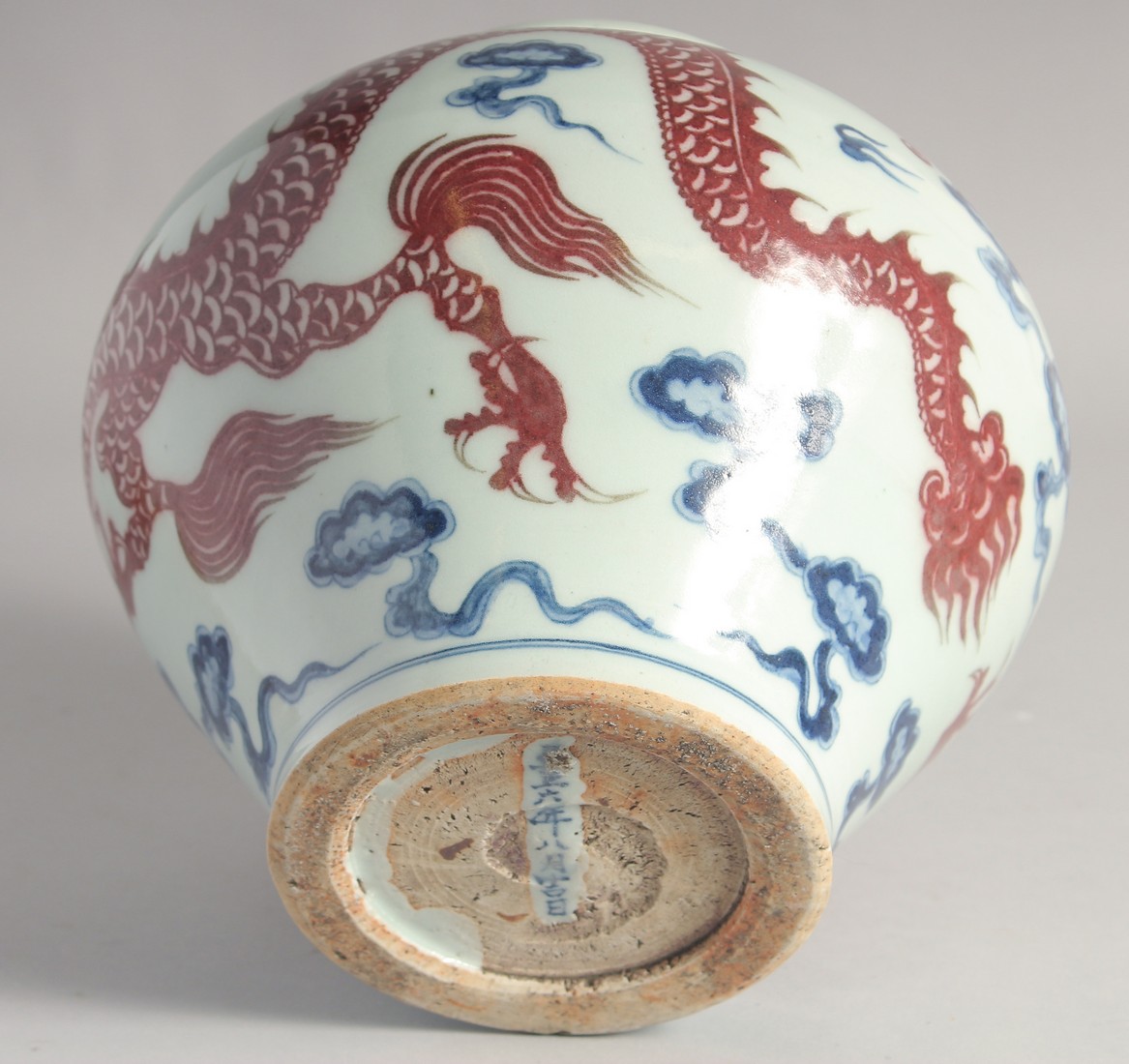 A CHINESE BLUE AND UNDERGLAZE RED PORCELAIN DRAGON JAR, 22cm high. - Image 6 of 7