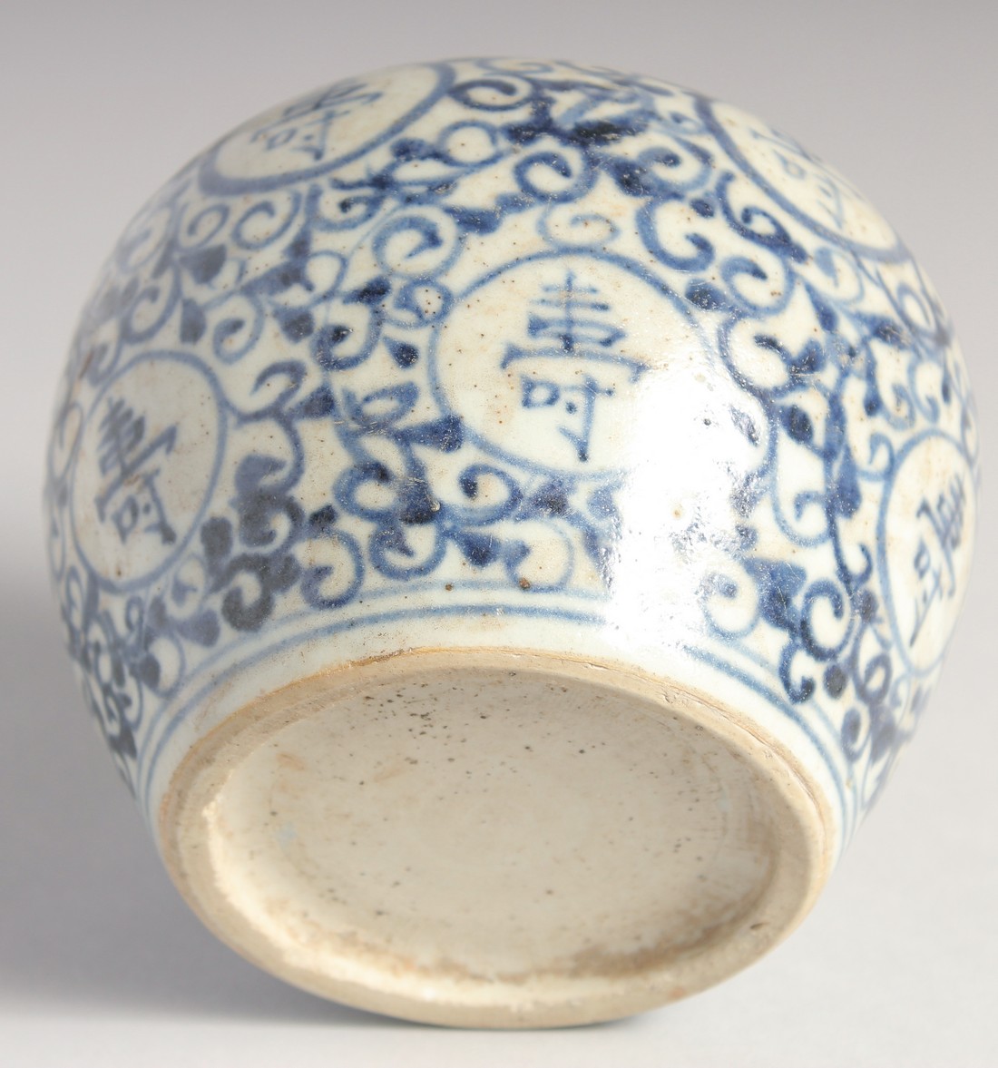 A SMALL CHINESE BLUE AND WHITE PORCELAIN BULBOUS VASE, painted with characters, 11.5cm high. - Image 6 of 6