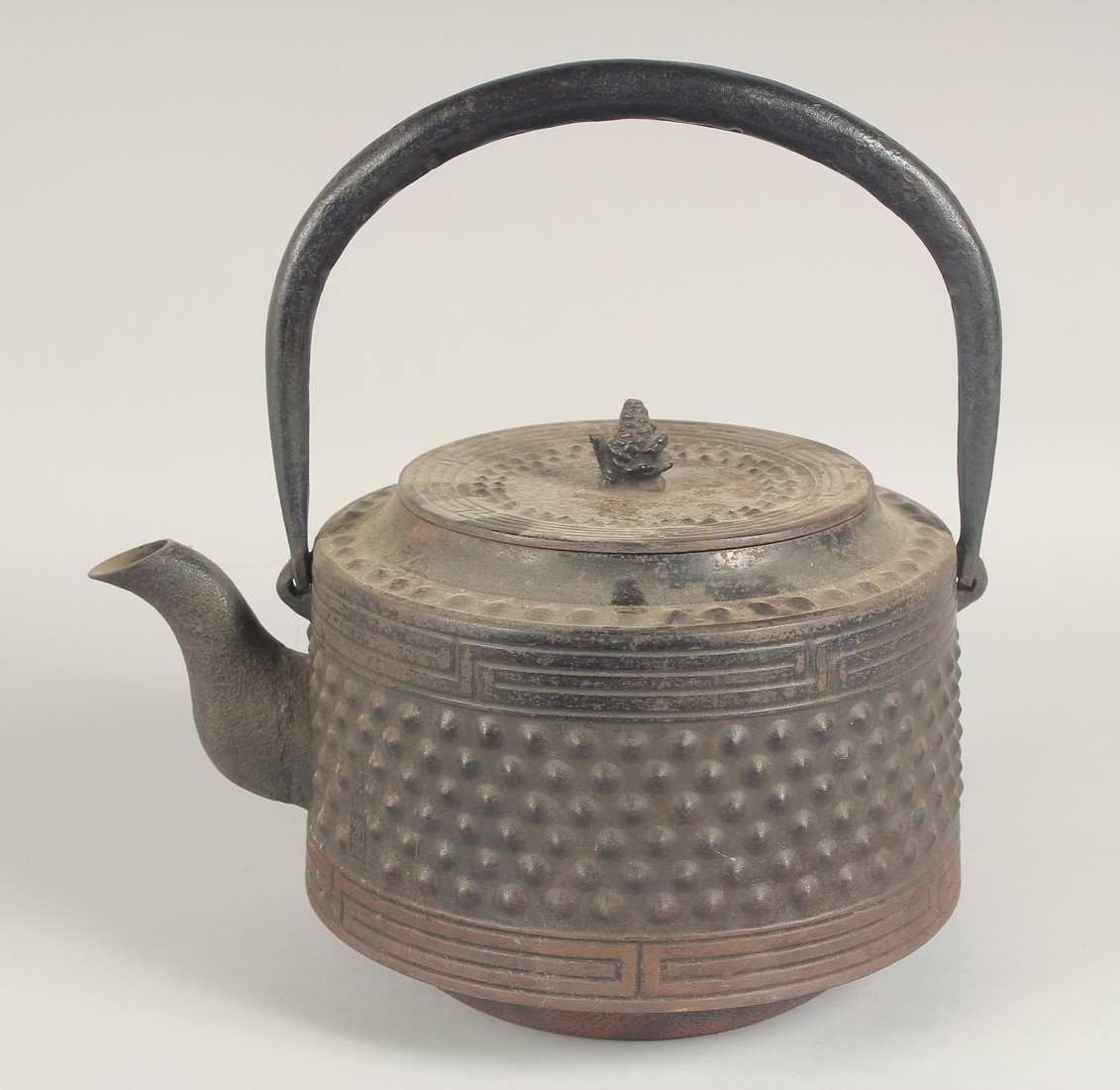 A LARGE 19TH CENTURY JAPANESE CAST IRON TETSUBIN / KETTLE, designed with bands of raised bosses,
