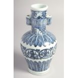 A CHINESE BLUE AND WHITE PORCELAIN TWIN HANDLE VASE, six-character mark to base, 19cm high.