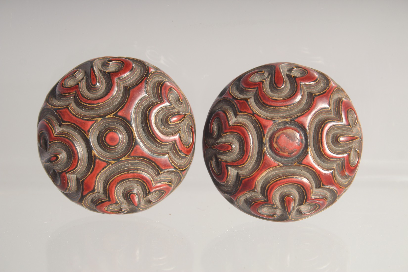 THREE SMALL CIRCULAR BOXES; comprising a carved hardwood box with mother of pearl inset, a red - Image 2 of 5