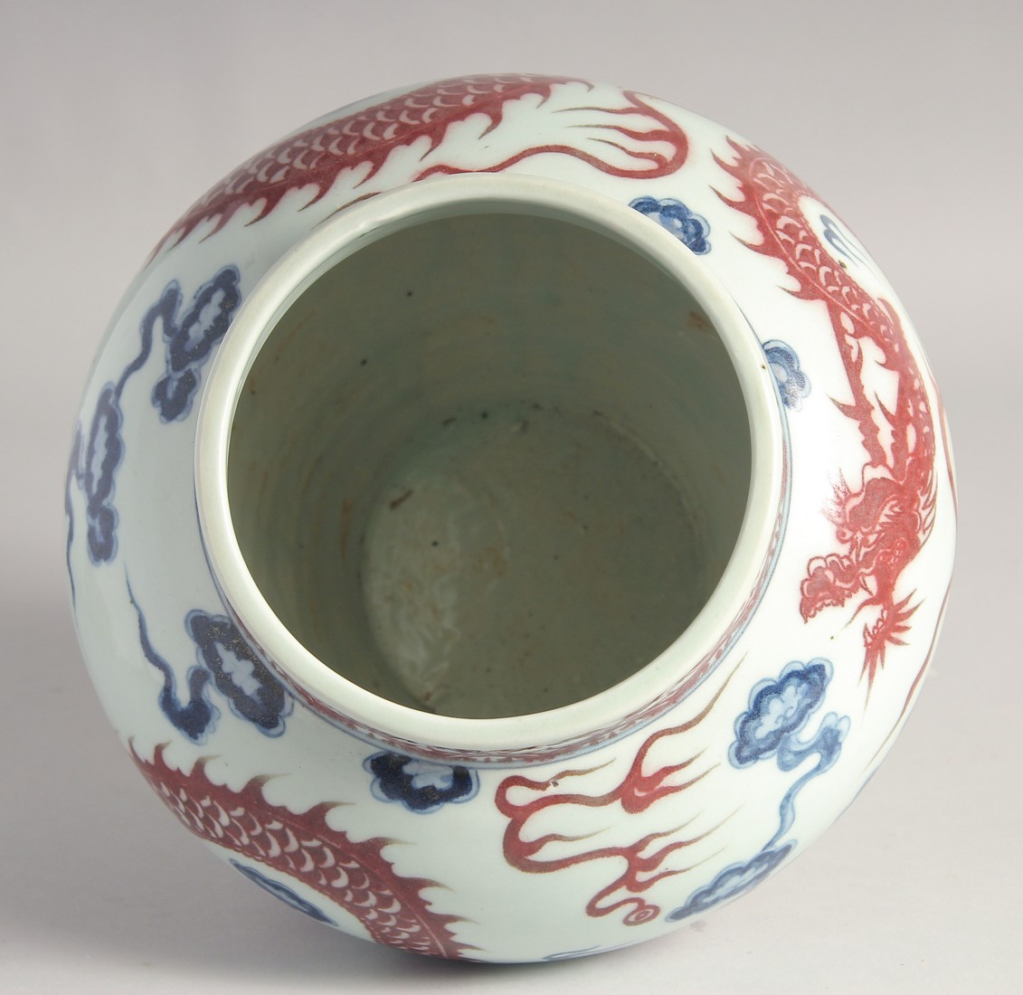 A CHINESE BLUE AND UNDERGLAZE RED PORCELAIN DRAGON JAR, 22cm high. - Image 5 of 7