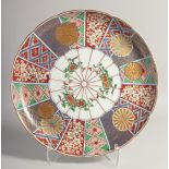 A GOOD LARGE JAPANESE IMARI PORCELAIN DISH, with petal form rim, painted with a variety of