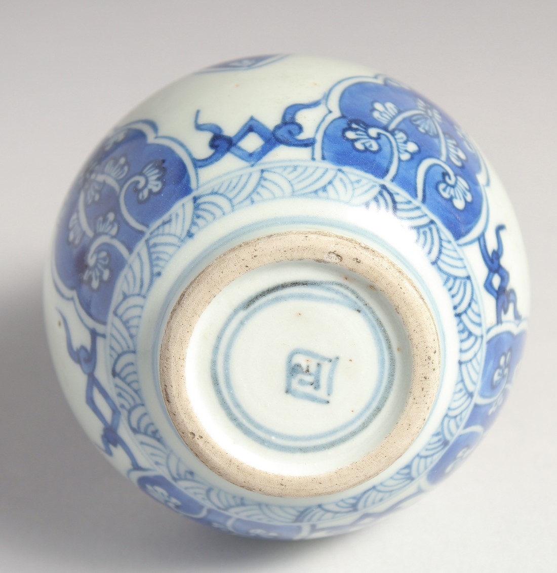 TWO SMALL CHINESE BLUE AND WHITE PORCELAIN VASES, each 17cm high. - Image 9 of 9