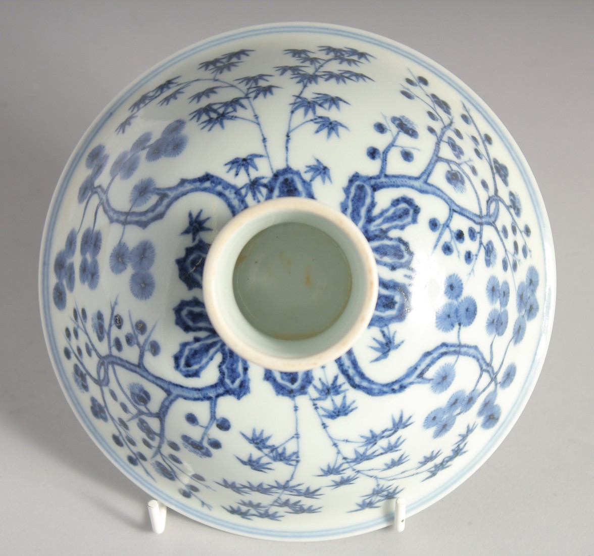 A CHINESE BLUE AND WHITE PORCELAIN PEDESTAL BOWL, the interior with six-character mark, 17cm - Image 4 of 6