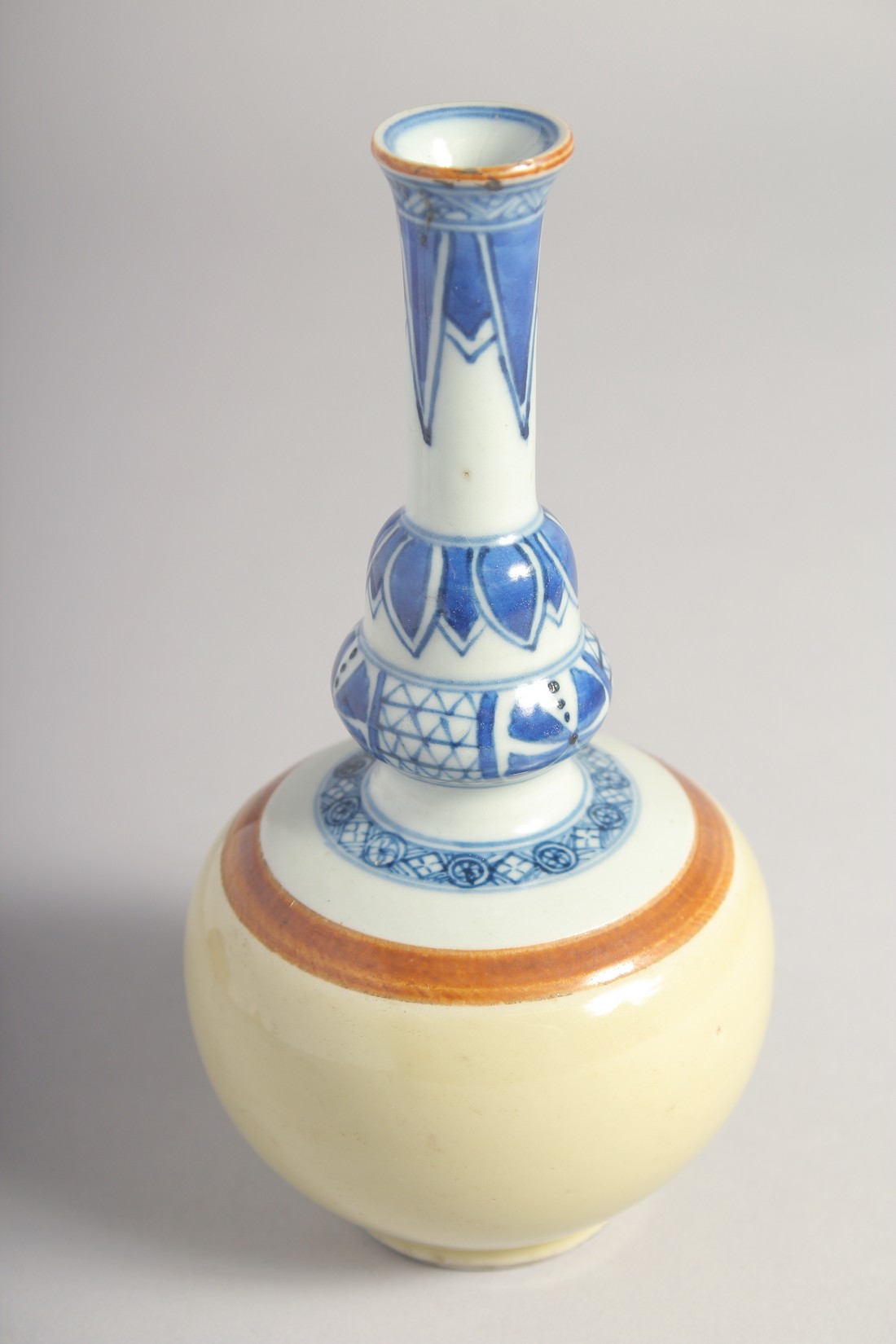 TWO SMALL CHINESE BLUE AND WHITE PORCELAIN VASES, each 17cm high. - Image 3 of 9