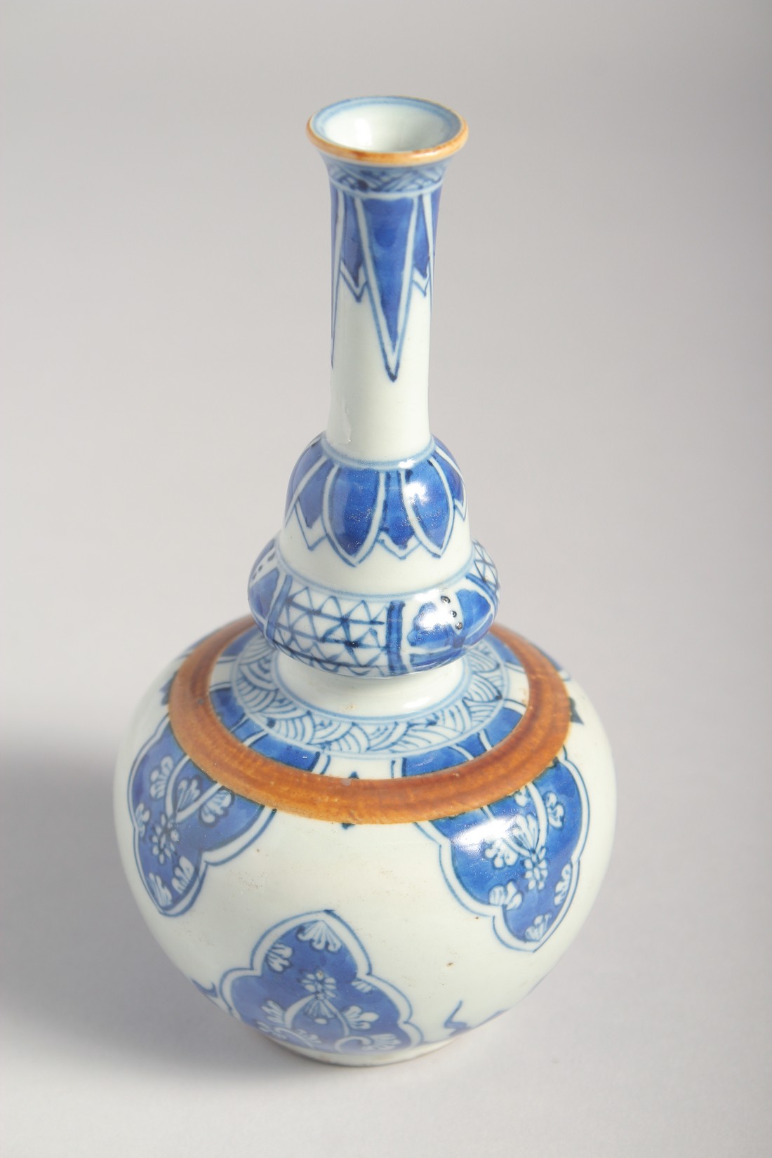 TWO SMALL CHINESE BLUE AND WHITE PORCELAIN VASES, each 17cm high. - Image 7 of 9