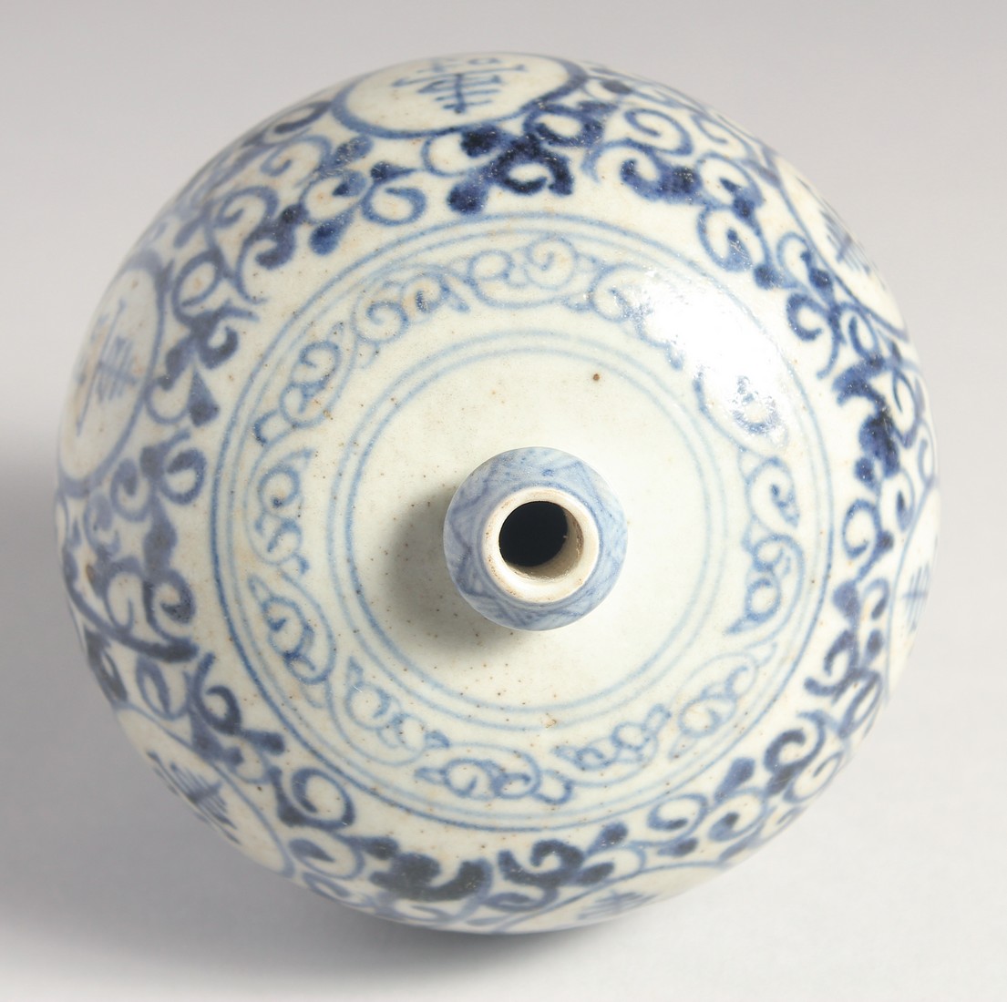 A SMALL CHINESE BLUE AND WHITE PORCELAIN BULBOUS VASE, painted with characters, 11.5cm high. - Image 5 of 6