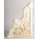 A FINE 17TH/18TH CENTURY INDIAN MUGHAL CARVED WHITE MARBLE SECTION OF AN ARCH. 38cm x 28cm