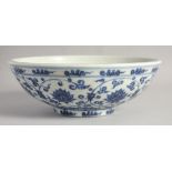 A LARGE CHINESE BLUE AND WHITE PORCELAIN BOWL, 28.5cm diameter.
