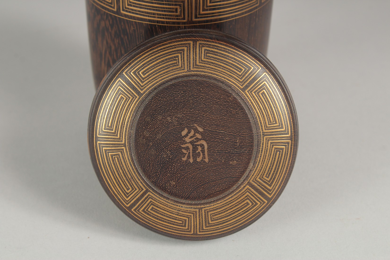 A FINE JAPANESE TURNED WOOD NATSUME / TEA CADDY, with a band of gilded key decoration to the lid and - Image 6 of 9
