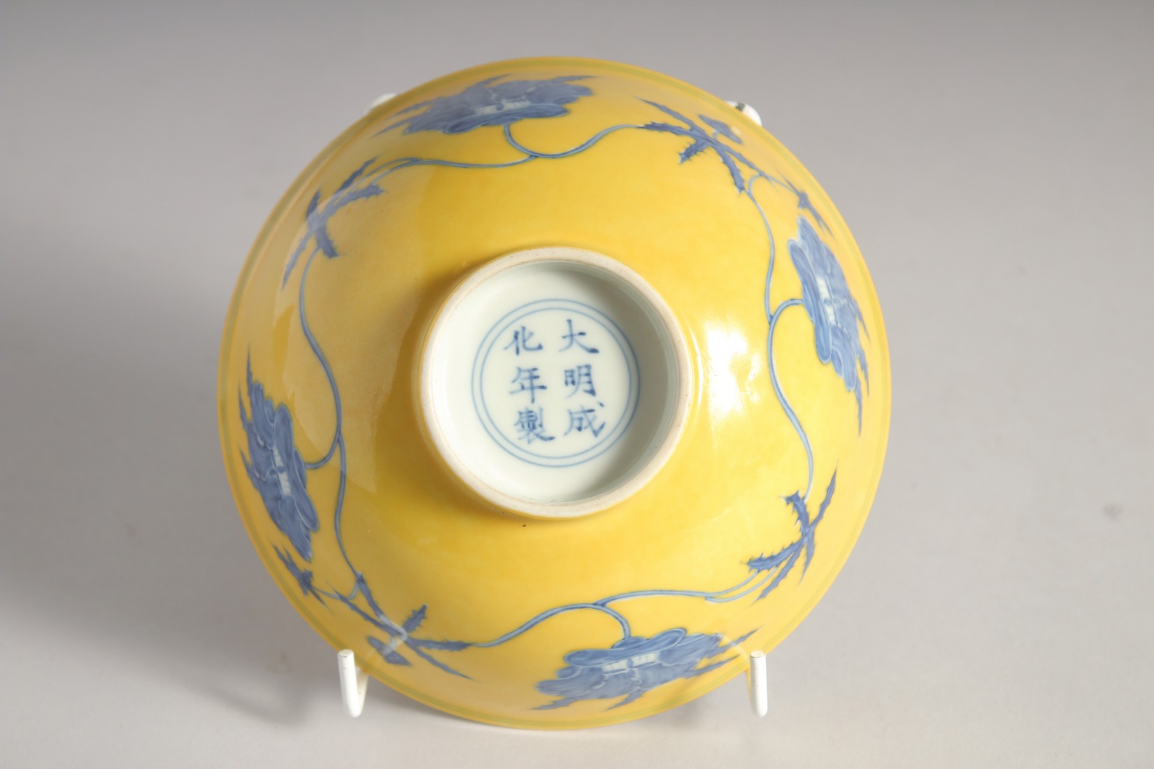 A CHINESE IMPERIAL YELLOW GROUND BLUE AND WHITE PORCELAIN BOWL painted with flower heads, the base - Image 5 of 6