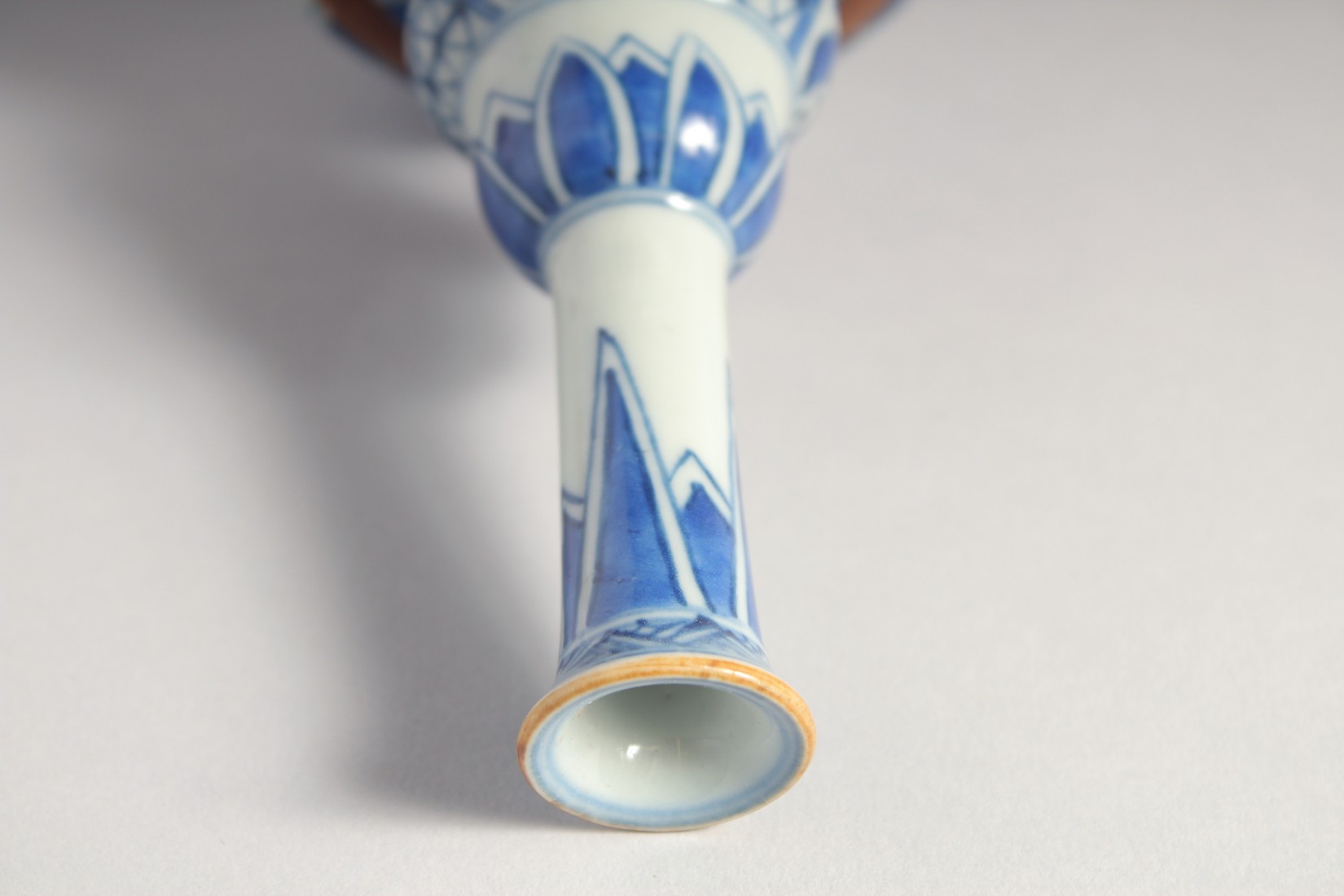 TWO SMALL CHINESE BLUE AND WHITE PORCELAIN VASES, each 17cm high. - Image 8 of 9