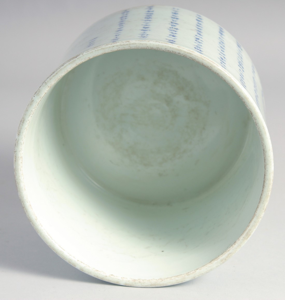 A LARGE CHINESE BLUE AND WHITE PORCELAIN BRUSH POT, the exterior with rows of characters, the base - Image 5 of 7