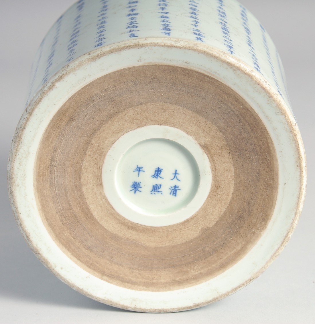 A LARGE CHINESE BLUE AND WHITE PORCELAIN BRUSH POT, the exterior with rows of characters, the base - Image 6 of 7