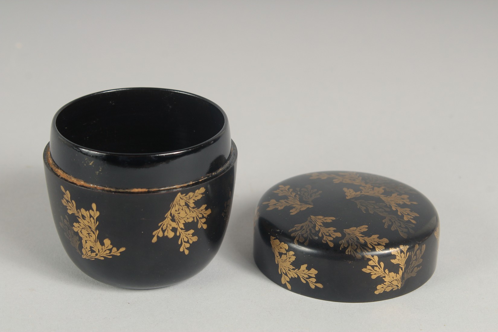 A JAPANESE LACQUER NATSUME / TEA CADDY, decorated with gold foliage, 6cm high. - Image 4 of 4