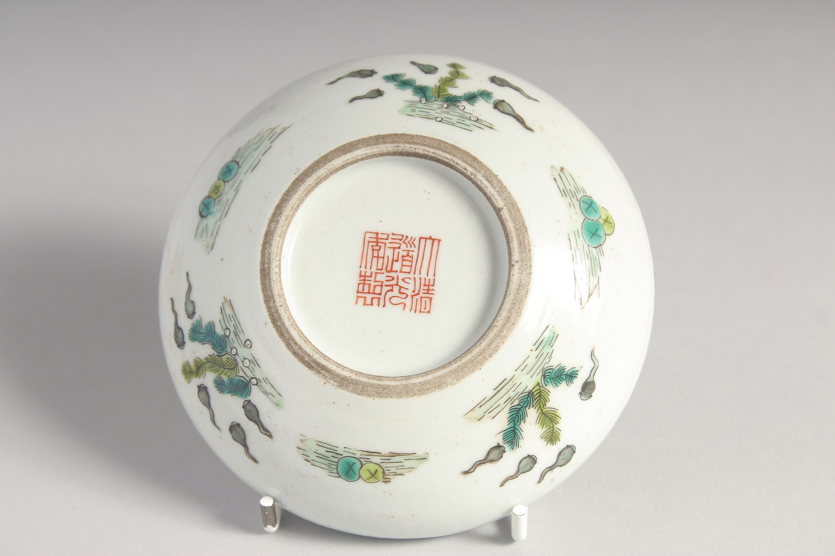 A SMALL CHINESE CORAL RED AND WHITE PORCELAIN BRUSH WASHER, the interior centre painted with a - Image 2 of 3