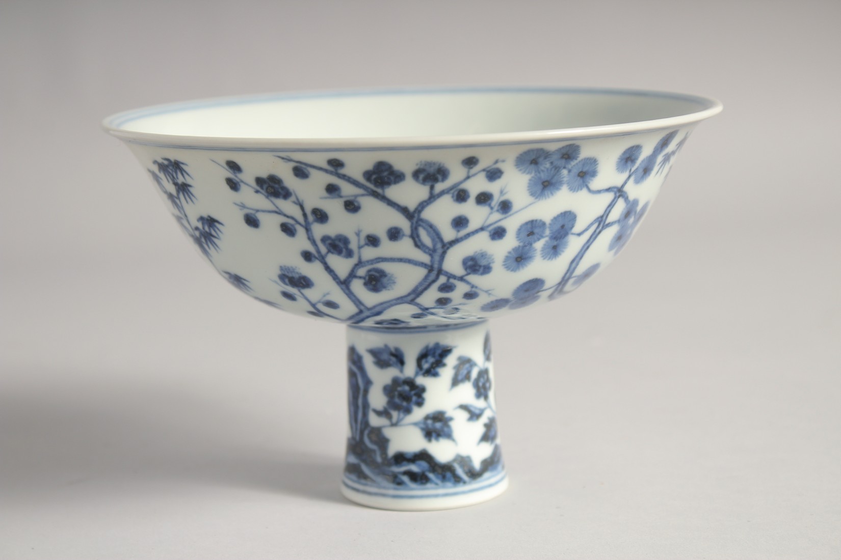 A CHINESE BLUE AND WHITE PORCELAIN PEDESTAL BOWL, the interior with six-character mark, 17cm - Image 6 of 6