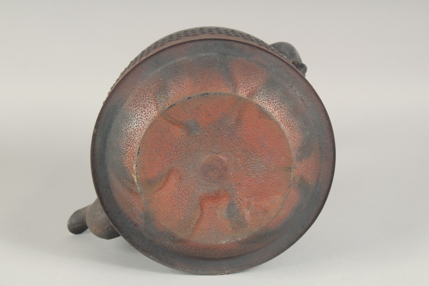 A LARGE 19TH CENTURY JAPANESE CAST IRON TETSUBIN / KETTLE, designed with bands of raised bosses, - Image 6 of 6