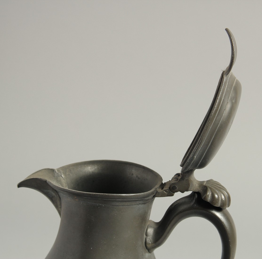 A LARGE 18TH CENTURY PEWTER JUG AND COVER. 10ins high. - Image 4 of 7