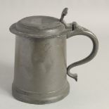 AN EARLY PEWTER LIDDED TANKARD AND COVER 6ins.