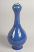 A SMALL CHINESE BLUE GARLIC TOP VASE, mark in blue. 6.5ins high.