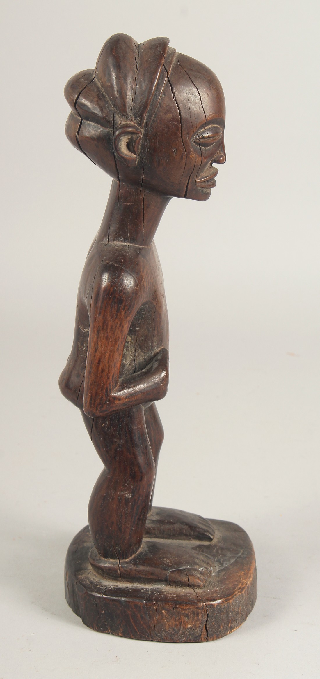 A NATIVE CARVED WOOD STANDING FIGURE, possibly ZULU. (A/F, arm missing). 12.5ins high. - Image 2 of 6