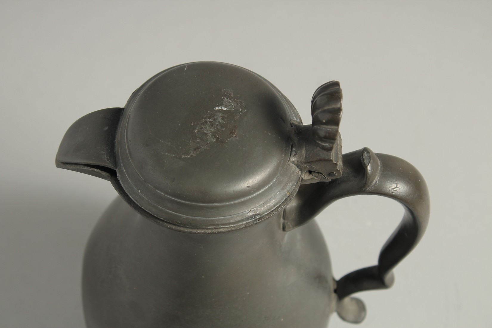 A LARGE 18TH CENTURY PEWTER JUG AND COVER. 10ins high. - Image 3 of 7