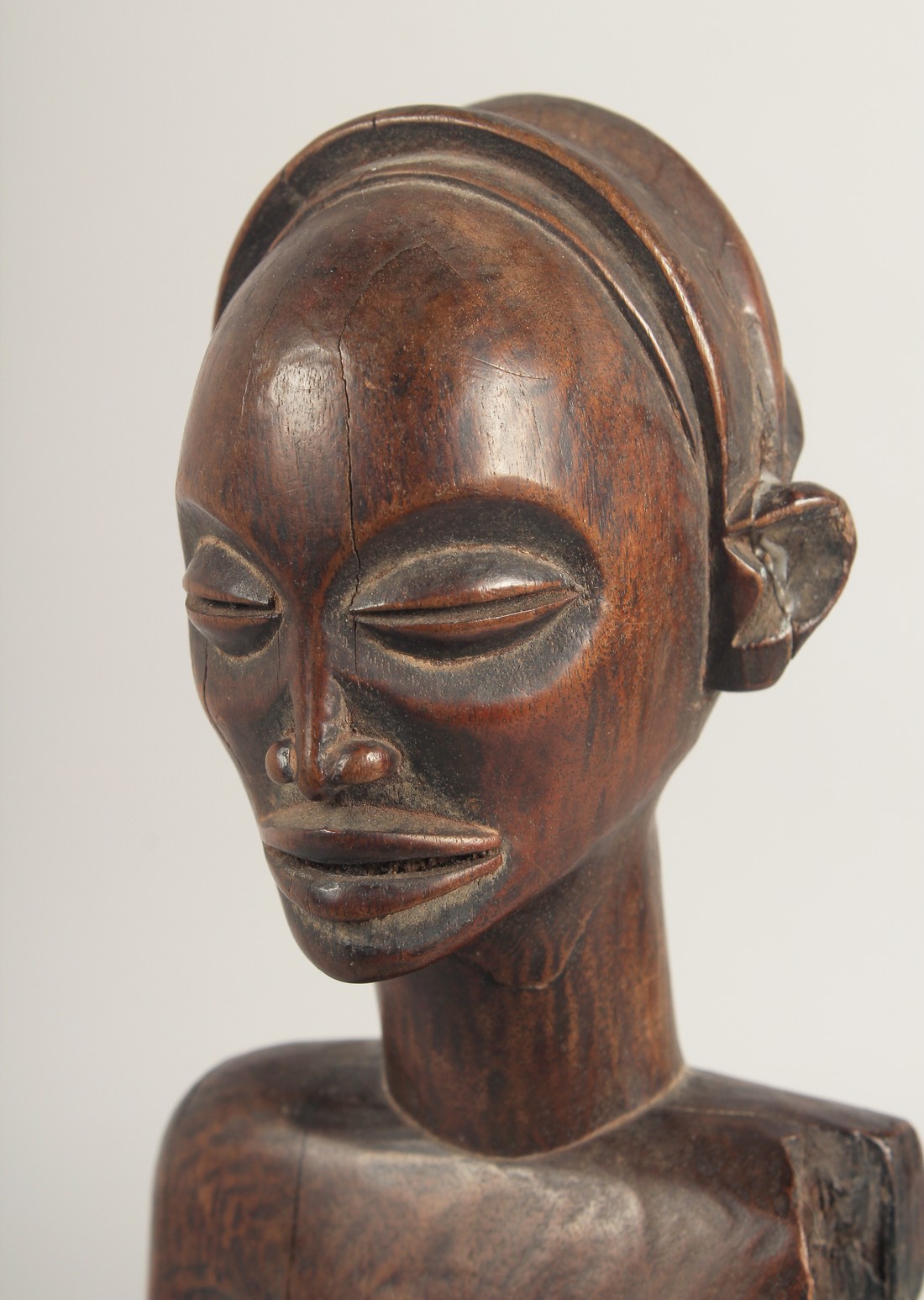 A NATIVE CARVED WOOD STANDING FIGURE, possibly ZULU. (A/F, arm missing). 12.5ins high. - Image 5 of 6