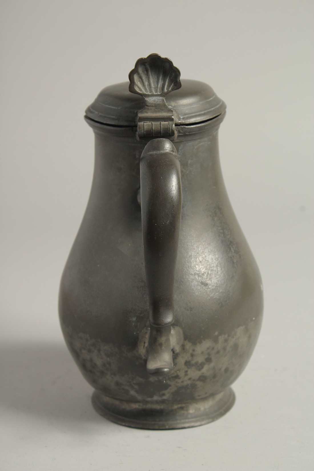 A LARGE 18TH CENTURY PEWTER JUG AND COVER. 10ins high. - Image 5 of 7