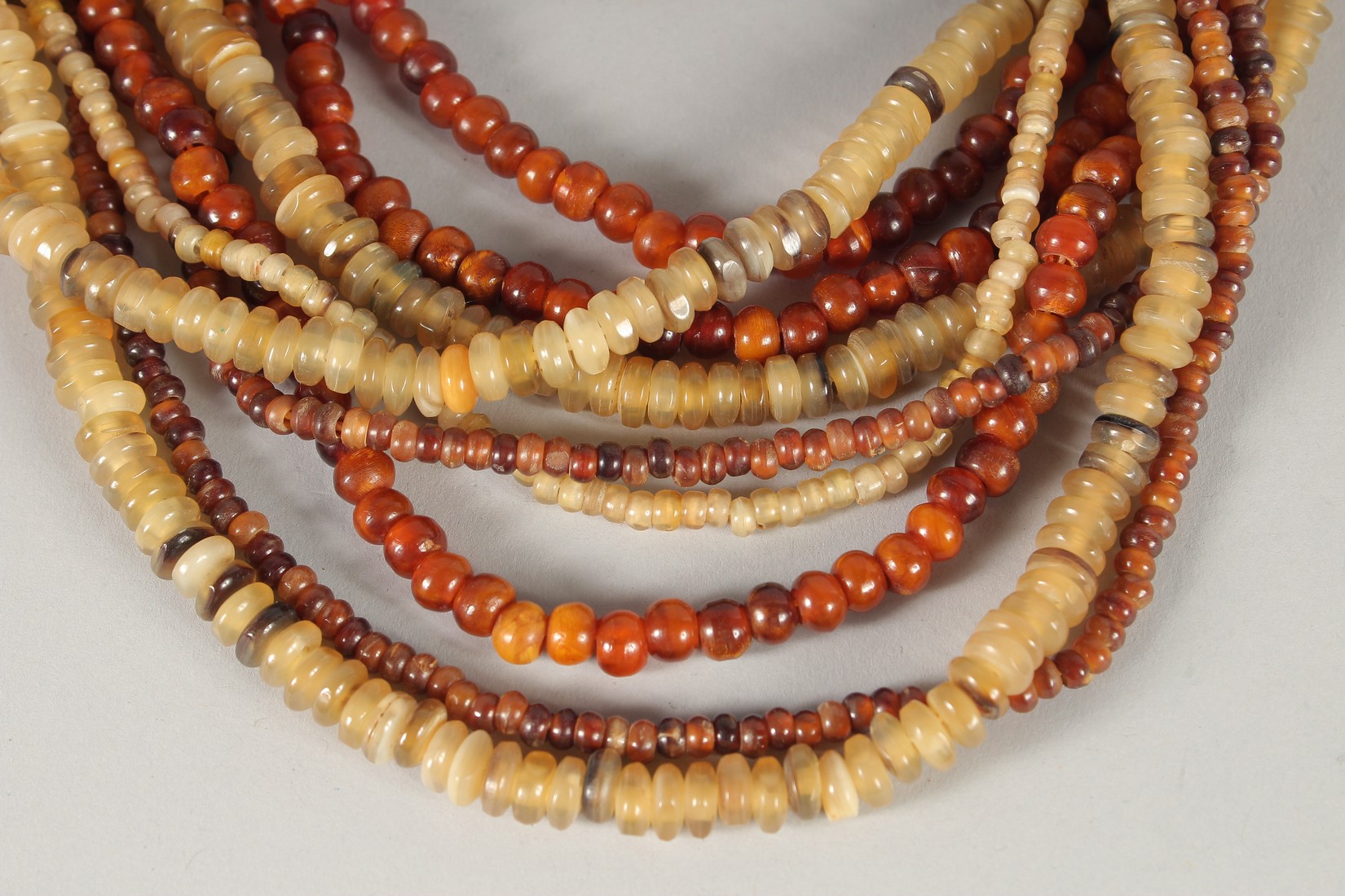 A TRIBAL HORN NECKLACE. - Image 3 of 5