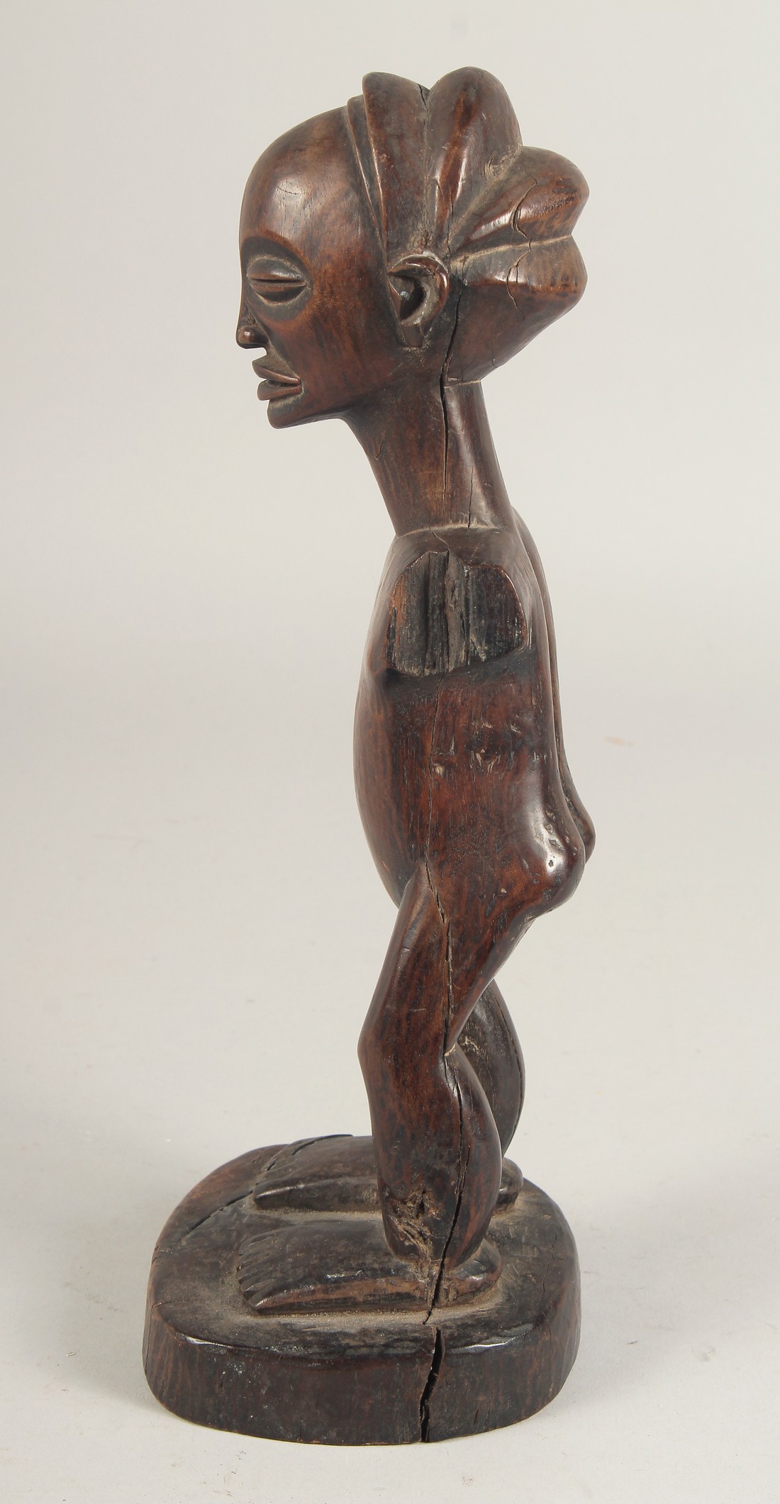 A NATIVE CARVED WOOD STANDING FIGURE, possibly ZULU. (A/F, arm missing). 12.5ins high. - Image 4 of 6