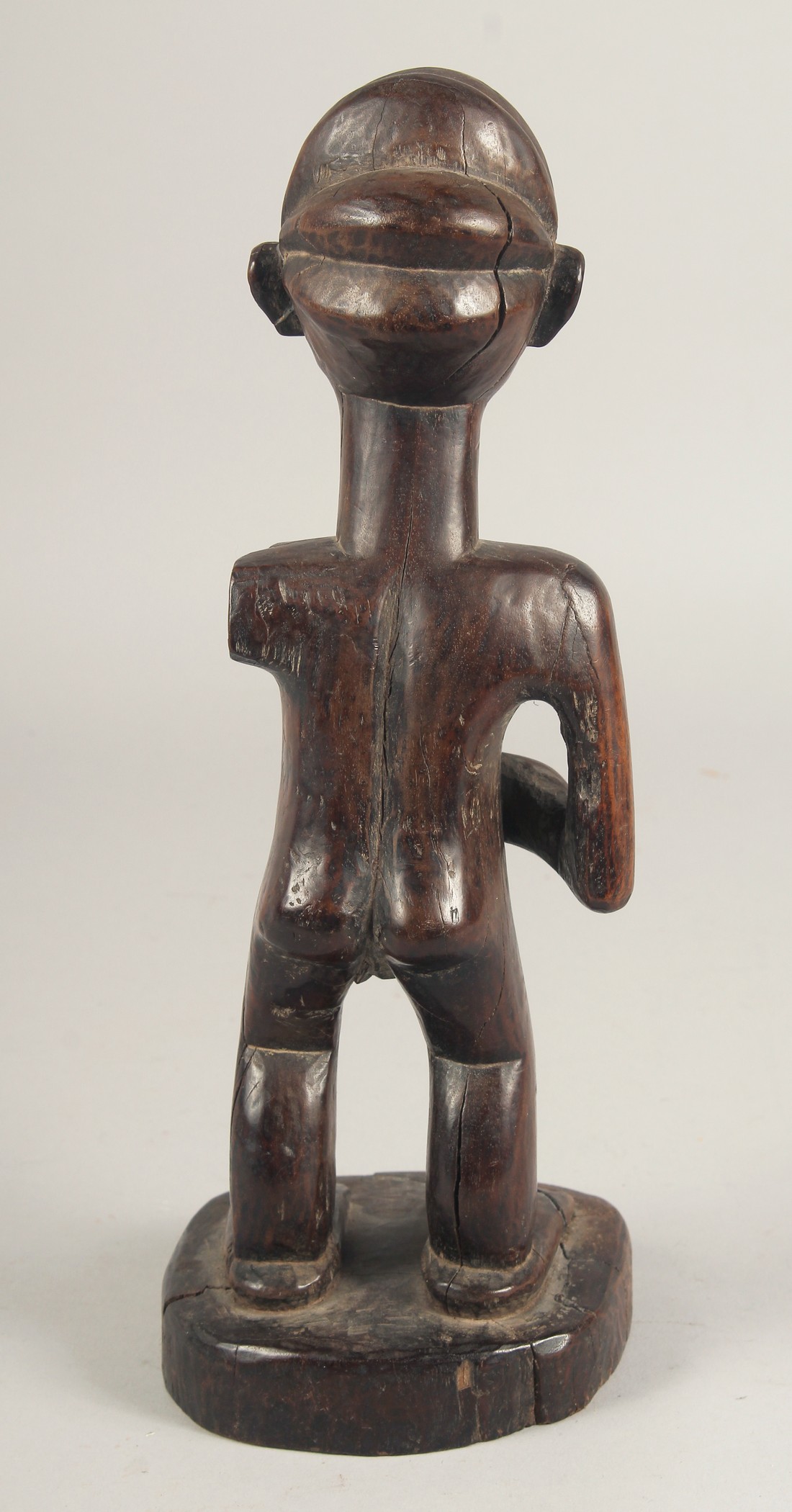 A NATIVE CARVED WOOD STANDING FIGURE, possibly ZULU. (A/F, arm missing). 12.5ins high. - Image 3 of 6