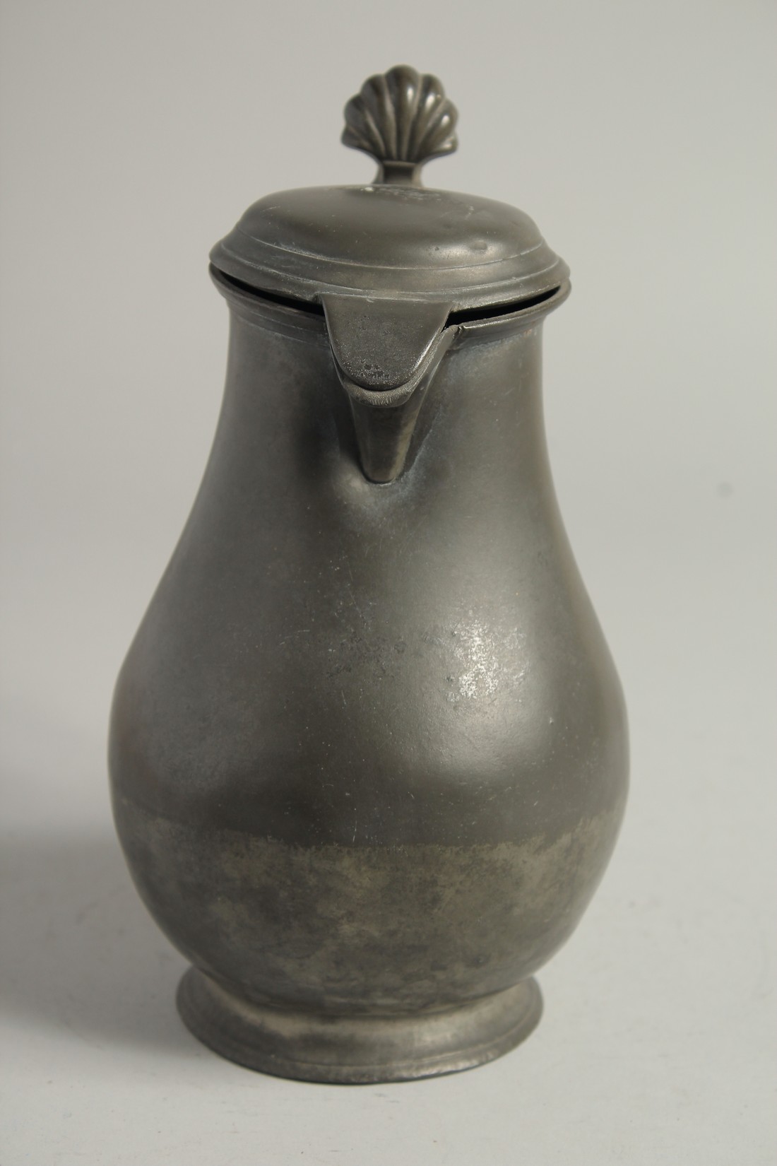 A LARGE 18TH CENTURY PEWTER JUG AND COVER. 10ins high. - Image 7 of 7