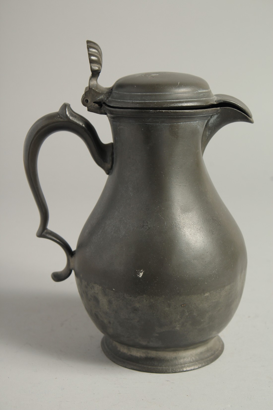 A LARGE 18TH CENTURY PEWTER JUG AND COVER. 10ins high. - Image 6 of 7