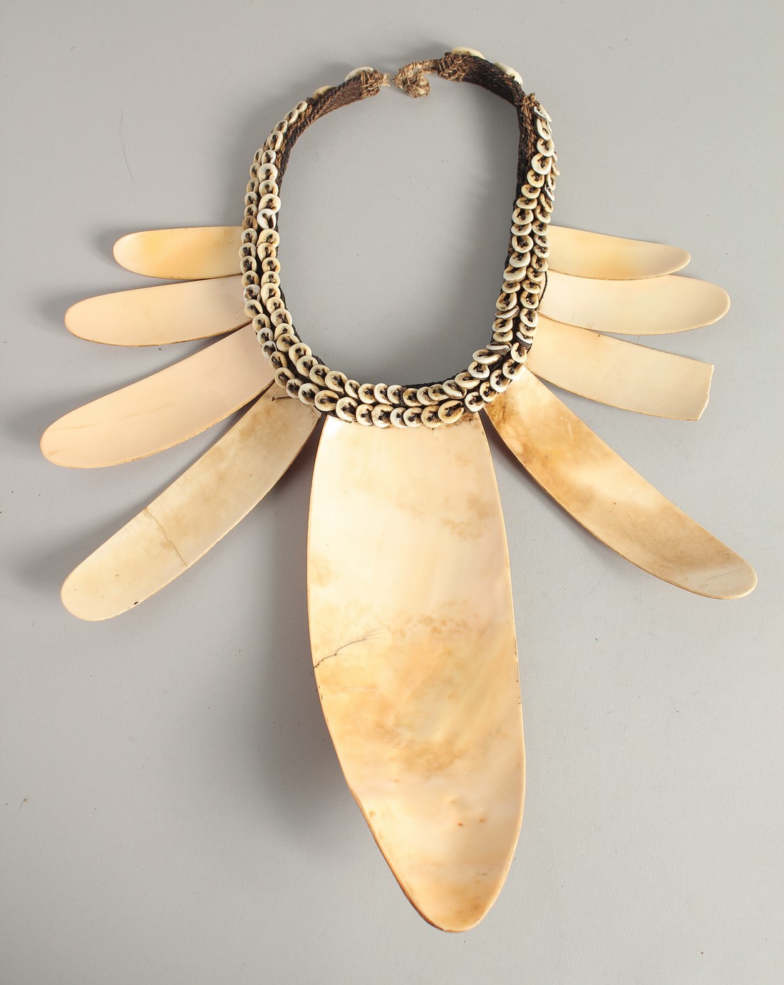 A PACIFIC ISLANDS SHELL PECKERY (NECKLACE).