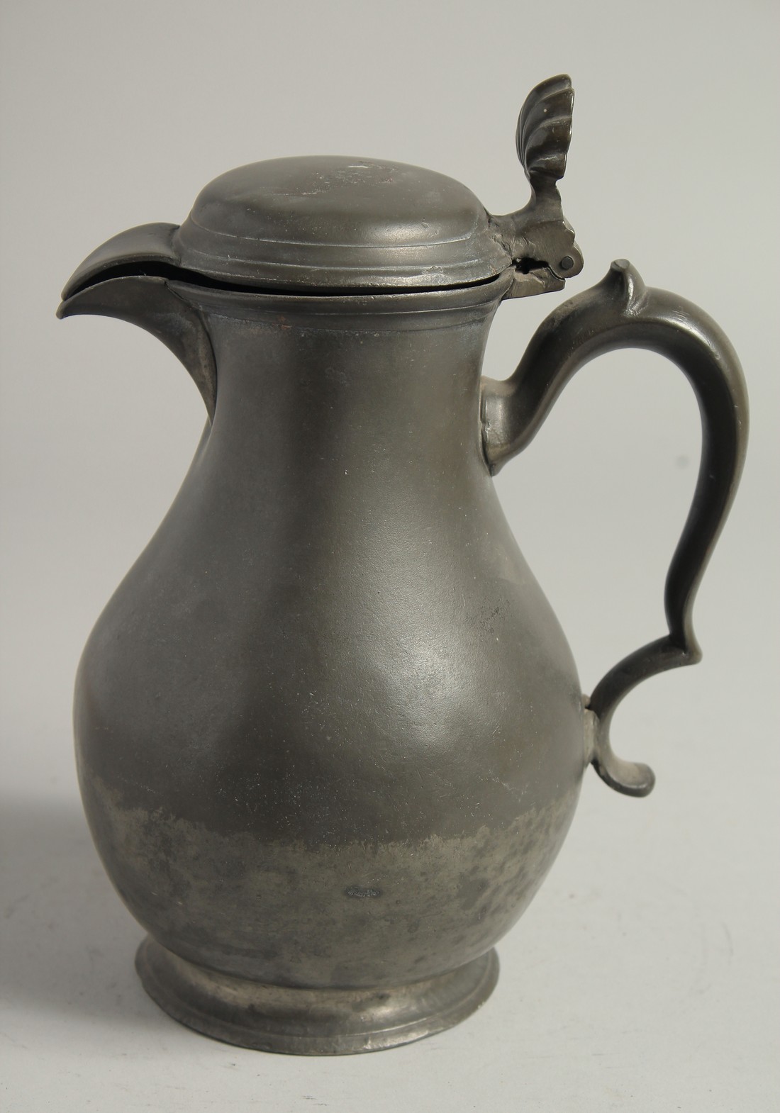 A LARGE 18TH CENTURY PEWTER JUG AND COVER. 10ins high.