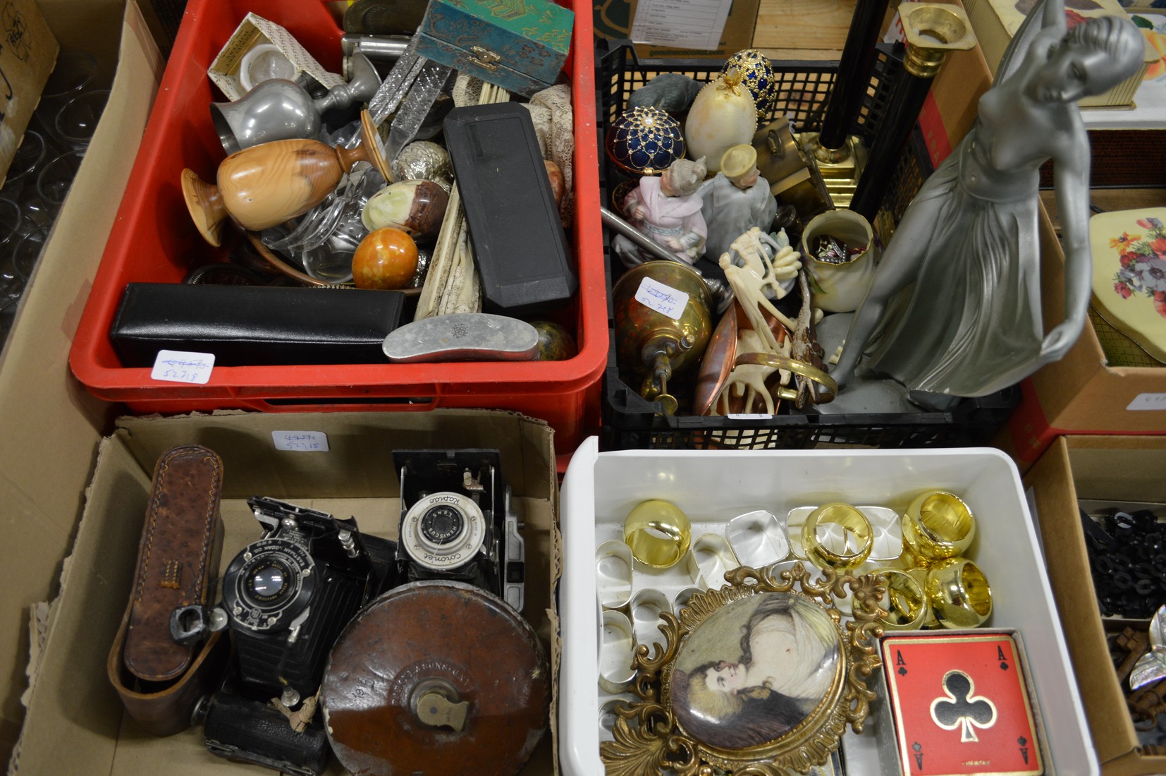 A quantity of miscellaneous collectables to include old cameras.