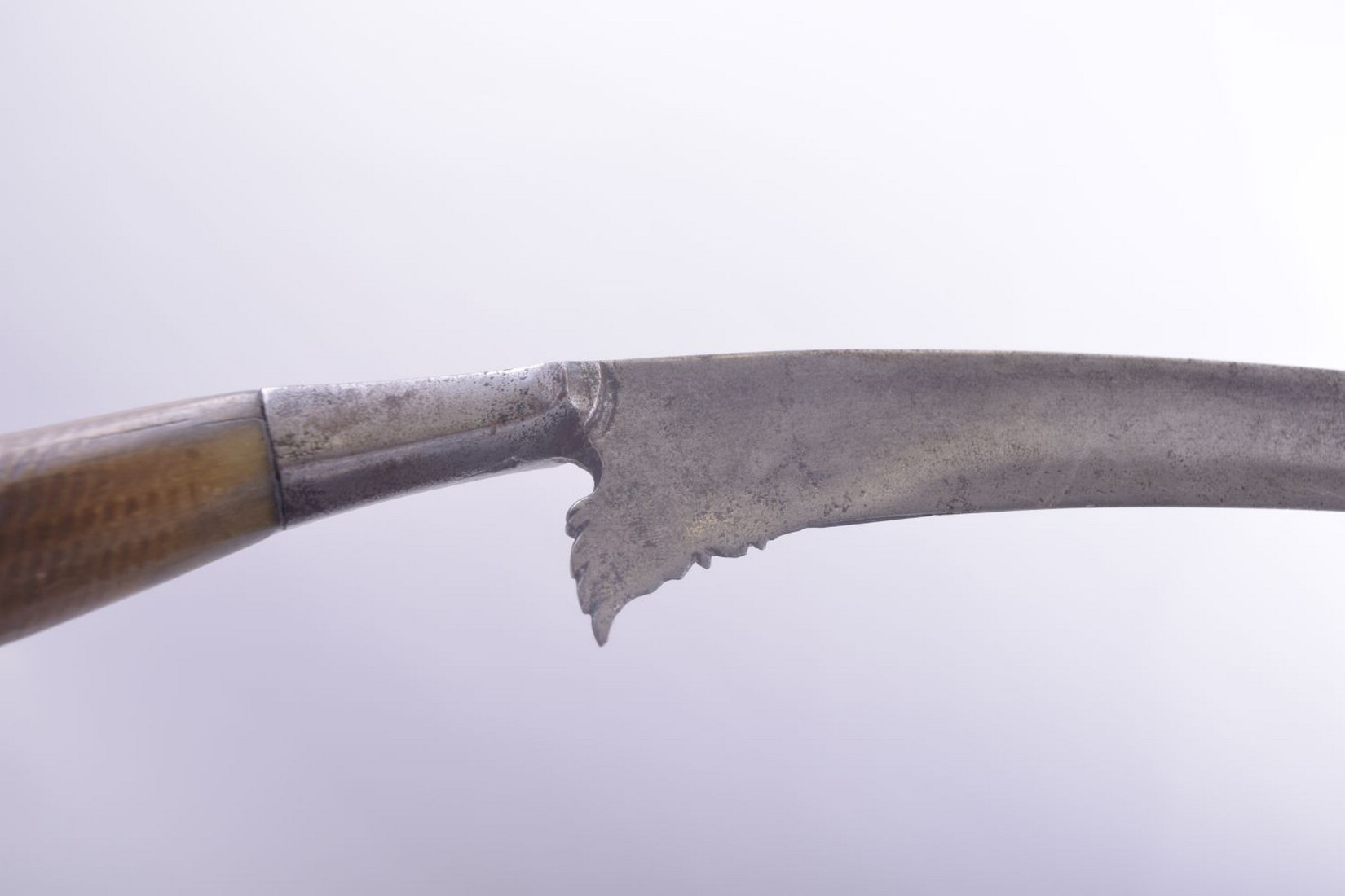 A FINE 18TH CENTURY INDONESIAN RHINO HORN HILTED DAGGER, 44cm long. - Image 4 of 6