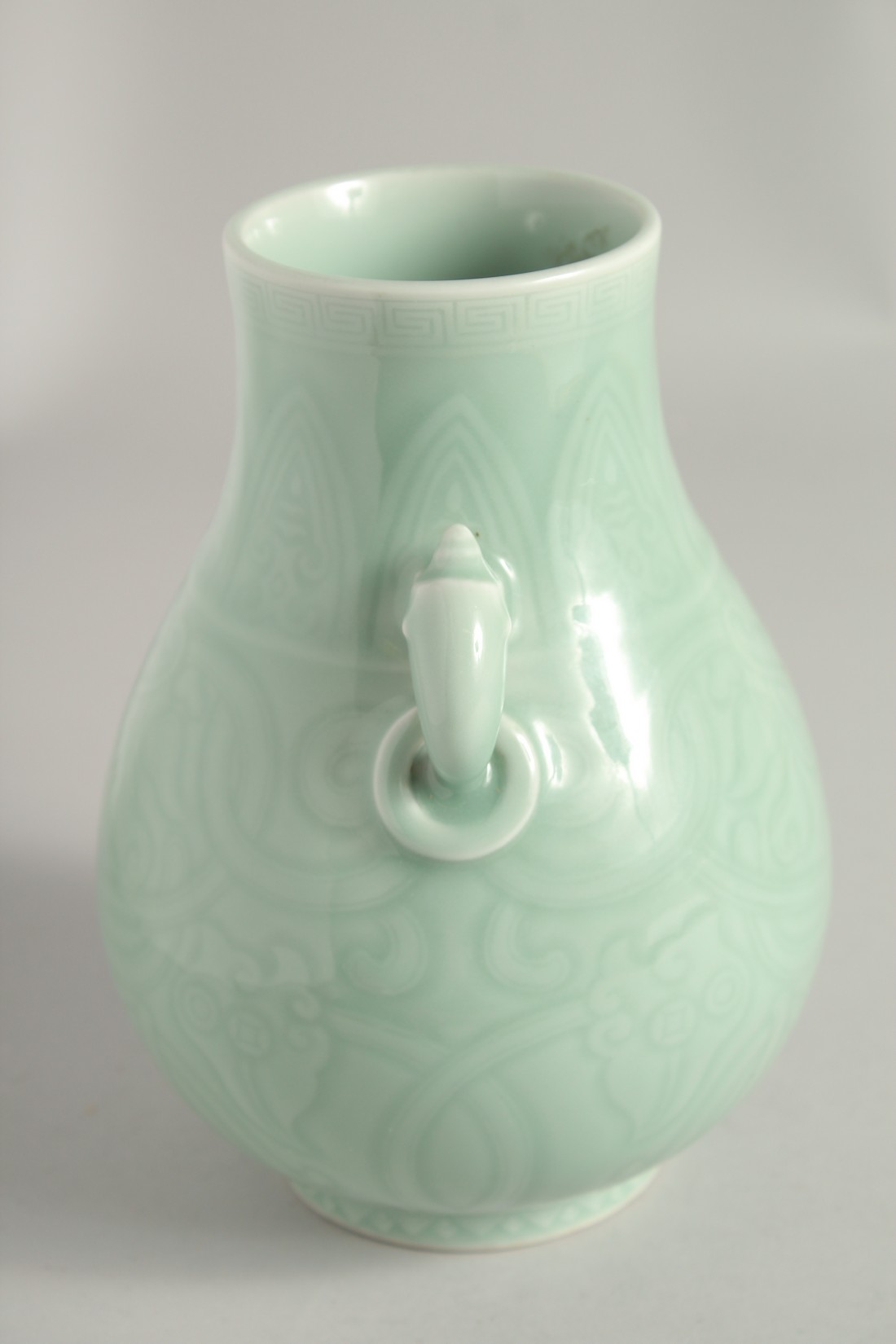 A CHINESE CLAIRE-DE-LUNE CELADON GLAZE TWIN HANDLE VASE, of archaic form with moulded handles and - Image 4 of 8